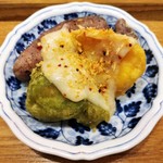 自然派中華 クイジン - 海老とパクチー､洋梨のトムヤム和え麺(唐辛子麺)セット 副菜  帆立とあやめ雪かぶのフリット 蕪のソースとピリ辛パウダー