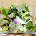 自然派中華 クイジン - 海老とパクチー､洋梨のトムヤム和え麺(唐辛子麺)セット  自家製ドレッシングのサラダ　淡路玉葱と黒胡麻､大根のドレッシング