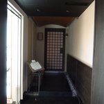 なかがわ - 開店直前の入り口、のれんはまだ出ていません