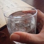 Uogashi Ryourikasen - 焼酎はロックだとこういう感じ、シンプルなグラス、この日は4杯行きました。