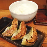 味の太源 - ジャンボ餃子とサービスのライス