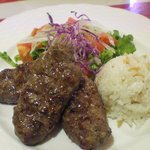 アセナ - キョフテ、サラダ、トルコピラフ