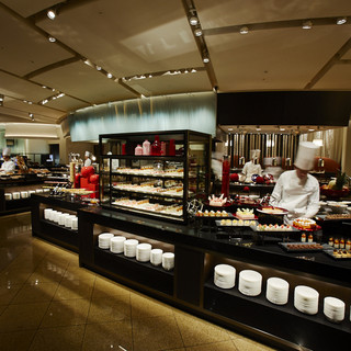 ブッフェ台に近いホール席。
                                          ライブキッチンの熱気が味わえます。