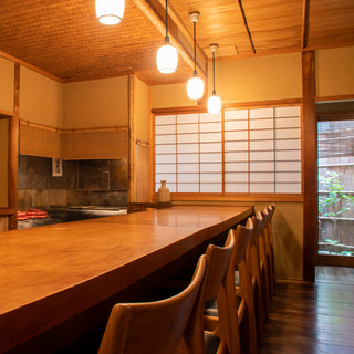 年季を感じさせる和の設えと、店主の明るい接客に癒される空間