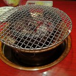 炭火で焼きます。でも排気は昔ながらの上方にある換気扇。