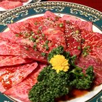 炭火焼肉 新宿 柳苑 - カルビ（左）、ハラミ（中央）、ロース（右）