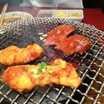 炭火焼肉 新宿 柳苑 - レバー＆ホルモン。盛大に煙が上がります。