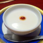 炭火焼肉 新宿 柳苑 - デザートの杏仁豆腐