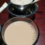 エリックサウスマサラダイナー - チャイ(手前)