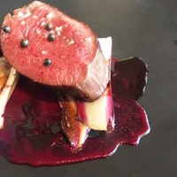 THE GATEHOUSE - 肉料理の｢エゾシカのロースト ビーツのピューレと黒胡椒のソース｣