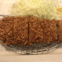 とんかつ まい泉 青山本店 - こんがりきつね色のロースかつです。