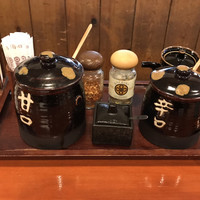 とんかつ まい泉 青山本店 - 調味料は甘口、辛口のソースとスパイスソルトなど種類が豊富です。