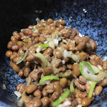 舟納豆 - 蕎麦の實入り舟納豆④にタレとワサビを投入し、刻みネギと混ぜ混ぜ