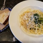 Taverna Coccorana - あゆみ農園さんのチーマディラーパとペコリーノチーズのスパゲッティ、ふんわり自家製フォカッチャ
