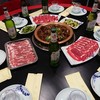 老李羊羯子涮鍋 - 料理写真:1812_老李羊羯子涮鍋 安龙路店_赤を基調として店内装飾と円卓は中国のイメージとピッタリ！