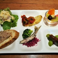 カラーズ - 野菜や魚、お肉に果物まで品数豊富なオードブル5種盛り、パン
