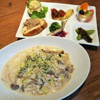 カラーズ - オードブル5種盛りとパン付き、もちもち生パスタランチ850円
