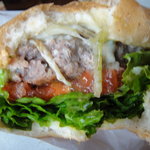 パントリー コヨーテ - かぶりついたクラシックビーフバーガー