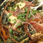 ビストロ茶葉蘭 - スライスニンニクで鰹の漬け丼