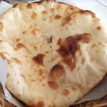 ザ・ティフィン - ナンは現地風の丸いナン