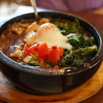 ハッピーハッピーカレー - 石鍋に油がコーティングされているので意外に苦しくなる量（＾＾；　温玉サービス