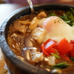 ハッピーハッピーカレー - やわらかチキンとチーズの石焼きカレー（¥1100税込み）