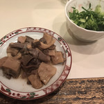 和風もつ料理 あらた - 最初に出てくる「和風煮込み」。一緒に出てくるネギは「煮込み」はもちろん、いろんなものに使ってください。