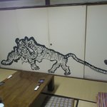 独酌　三四郎 - ２階の個室。　ふすまがトラです。