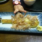 独酌　三四郎 - 焼きなす。子供の手が・・・