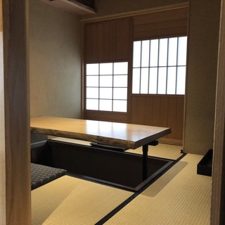 格子戸デザインの静かな個室席