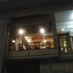 見える椅子は、待ち客用。店内は、カウンタ席のみ