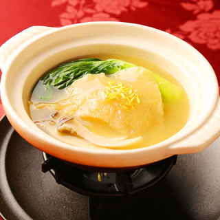 Exquisite! Braised shark fin in clay pot
