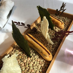 プレヴナンス - 鶏レバムースのエクレア、チップ２種類 鶏レバムースの存在感がいい。チップの１種類は青のりでした。 パリパリ感がいいですね。