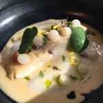 プレヴナンス - ヒラスズキ、蕪の白ワインソース ヒラスズキはほわっとしっとり。蕪のソースはほのかに蕪の苦みもあり、 あっさりしていました。美味しいな～。