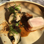 プレヴナンス - 山西豚のロース、玉ねぎのソース 茨城県のブランド豚。炭火で仕上げているそうです。 ですから皮や脂身がぱりっと。中はしっとり。茨城県産の野菜も美味しい。 玉ねぎのソースは、コクがあるのですがあっさりしていました。