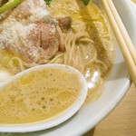 Sagamihara 欅 - 仕上げに牛乳、香味油の他に多分オリーブ油が入る牡蠣味噌らーめん。麺は味噌らーめんと共通の中細角麺。全粒粉的な星も確か見えました。