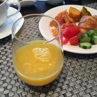 R restaurant & bar - 「ザ・ゲートホテル雷門 by HULIC」　目の前で作ってくれるオレンジジュース