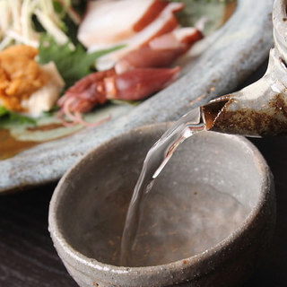 We offer a wide variety of "authentic local sake" selected by the owner, from standard to connoisseur's favorites.