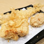天丼てんや - 華味鳥１塊(左)・華味鳥肉丸(右)・穴子(奥)
