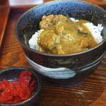 釜あげ饂飩　友庵 - ご飯に牛スジカレーをかけていただく