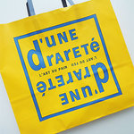 デュヌ・ラルテ - 黄色と青が陽気な紙袋。