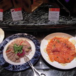 ブラッセリー 「チェッカーズ」 - スモークサーモン・ケッパーとレモン添え(右)＆パテ・ド・カンパーニュ粒マスタードクリーム添え(左)