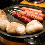 レキシズルバー - 毎回あるわけではないがフランクフルト、焼きおにぎり。