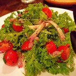 アルベ テッコ - わさび菜と紅しぐれ大根とアイコのサラダ