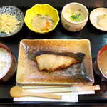 和心ぎんすい - 銀ダラ焼魚定食（￥1200）。小鉢2つに茶碗蒸しが付くのが特徴的