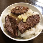 Yakiniku Hokuto - 最後にカルビをごはんにのせて、肉の上にニンニクをのせて、今まで肉をつけていたタレを上からかけました。
                      これ最高(^^)