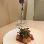 lien - テーブルもシンプルで落ち着いた雰囲気。