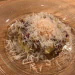 ル グルトン - 羊のタルタル 1600円 削ったパルミジャーノの下に鶏卵が潜んでいる