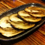 チャーシュー麺を頼むと、別皿でチャーシューが出て来ます。