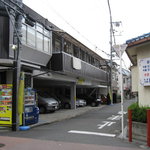 Furaishoppu Korokke - 大味園から藤井内科と駐車場の道を行くと、店が見えてきます